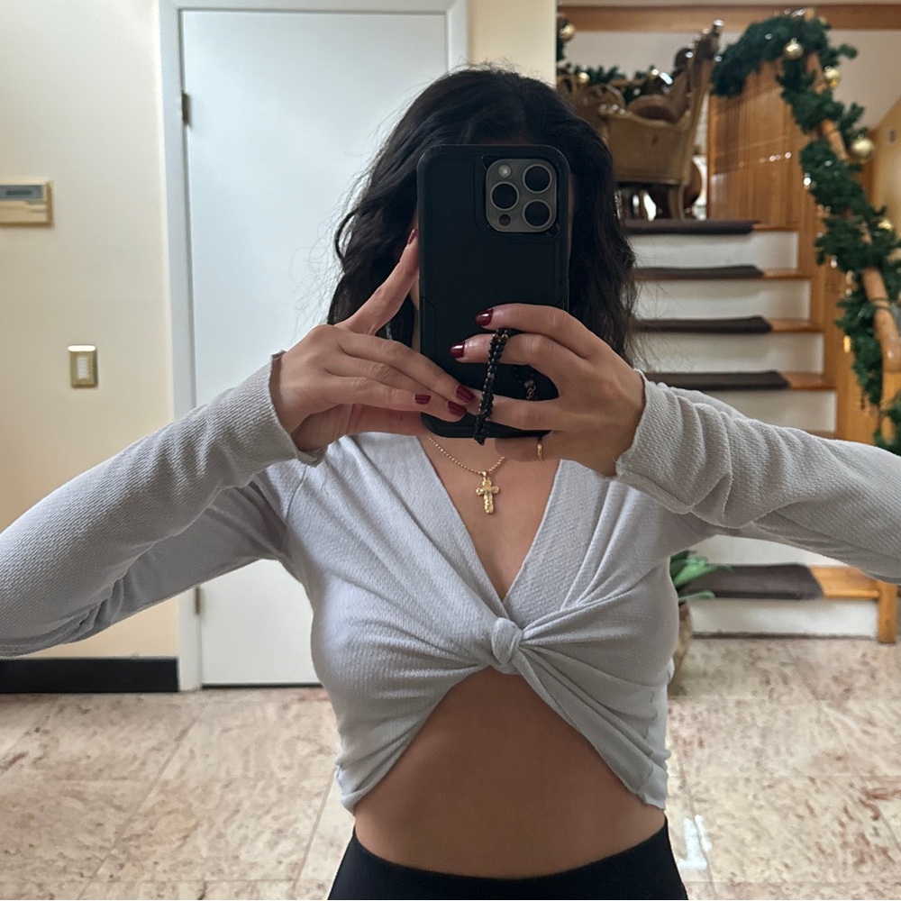 criss cross crop
size L, but fits like a small 
excellent condition